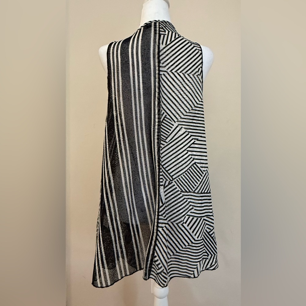 Alberto Makali Black and White Sleeveless Cardigan
